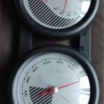 Régi barométer és szobai hőmérő (L) fotó
