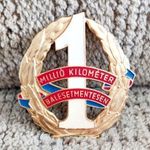 1 millió kilométer balesetmentesen zománc plakett jelvény kitüntetés fotó