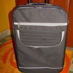 Gurulós bőrönd, 55x34x18 cm, 2, 6 kg 2 görgő, repülőre is jó lehet, vászon, szép állapotú fotó