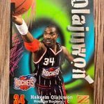 NBA kosaras kártya - 1997-98 SkyBox Z-Force #134 - Hakeem Olajuwon - Houston Rockets fotó