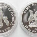 Uganda 1000 Shillings "fociVB" (arany labda) tükörezüst pénzérme (2001) fotó