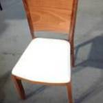 Fehér színű ülőlapos, fa szék fotó