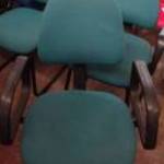 Szánkótalpas tárgyalószék, szék zöld szövettel, használt irodabútor fotó