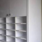 Polcos szekrény sok rekesszel, használt irodabútor fotó