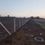 Kerítés építés betonoszlop vadháló drótháló drótfonat kerítés kapu szögesdrót táblás kerítés fotó