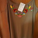 Kalocsai színes népművész hímzéssel drapp női trikó eladó. fotó
