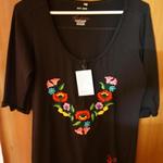 S-es fekete női póló kalocsai színes hímzéssel eladó. fotó