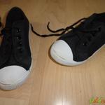 29-es fekete tornacipő fotó