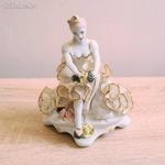 Csipkés ruhás női porcelán figura szobor dísztárgy fotó