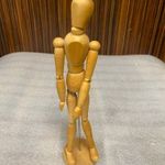 Ikeás művész fából készült csuklós próbababa mozgatható dekoratív figura fotó