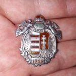 Millenniumi Jelvény 1896 Angyalos, címere. Zománc hiba, hátulján rögzítő tű hiány.Kép szerinti állapot fotó