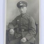 Német Katona Portréfotója - Wehrmacht - II. Világháború - Egyenruha, Sapka, Övcsat, Bajonett, Bojt fotó