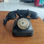 Retro bakelit tárcsás telefon régi csatlakozóval fotó