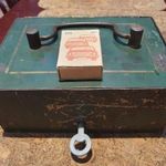 Retro antik pénzkazetta kulcsával páncélszekrény doboz szocrál kádár fotó