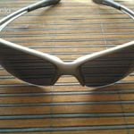 Ezüst színű műanyag keretes sportos napszemüveg fotó
