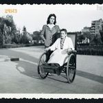 Budapest, Tisza Kálmán (Köztársaság) tér, Koltói Anna klinika, anya lányával, kerekesszék, 1940-e... fotó