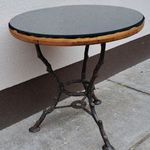 Öntöttvas talán kovácsolt vas lábakon álló kerek asztal fotó