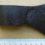 Régi kovácsolt kisbalta sérült – mesterjeggyel (F-3033) 11 cm, éle 7 cm, 326 g fotó
