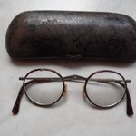 Régi szemüveg fém tokkal fotó
