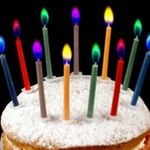 Új színes lánggal égő gyertya színeslángú színes lángú szülinapi torta születésnap ünnepi ajándék fotó