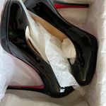 Louboutin fekete lakk magassarkú cipő fotó