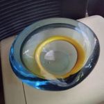 Kék-sárga modern üveg hamutartó fotó