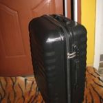 Gurulós bőrönd, keményfalú, 65x38x25, számzár, 4 görgő, belül dupla, 2 rugós fogó Abs, mint az új fotó