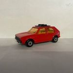 Matchbox VW Volkswagen GOLF I.1976, PIROS, Vonóhoroggal, Tetőcsomagtartóval. fotó