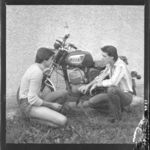 neg72 negatív / síkfilm fiatal srácok motorral / MZ motorkerékpár / régi MZ motor fotó