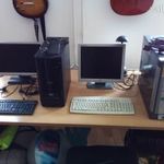 Két számítógép, két monitor, két billentyűzet fotó