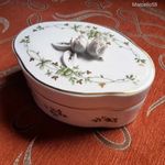 Hollóházi Erika mintás porcelán ékszerdoboz, bonbonier rózsafogóval – új fotó