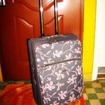 Gurulós bőrönd, 62x40x23 cm, elől rózsaszín virágos, 2 jó görgő, belül hálós rekesz. 3, 6 kg, W X. fotó