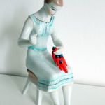 Hollóházi paprikát fűző lány porcelán figura fotó