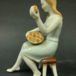 Vintage Hollóházi porcelán figura - " Tálból almát kínáló fiatal hölgy alakja "- Jelzett és hibátlan fotó