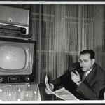 Pipázó férfi újságot olvas, Orion televízió, tv, rádió, szocializmus, 1960-as évek, Eredeti fotó, ... fotó