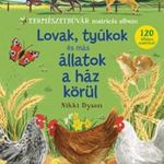 Lovak, tyúkok és más állatok a ház körül fotó