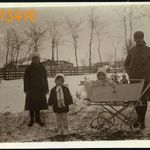 Gyerekek babakocsival, baba, játék, tél, tanya, Berettyóújfalu környéke, 1932. január 6., 1930-as... fotó