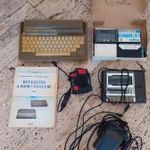 Commodore plus 4 régi számítógép kiegészítőkkel fotó