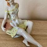 drasche Hamupipőke porcelán szobor kézi festésű Drasche porcelán galambot etető nő virágos ruhában fotó