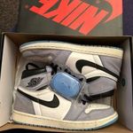 AIR JORDAN 1 RETRO HIGH WHITE UNIVERSITY BLUE BLACK + shield 44-es fotó