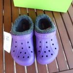 33-34-es bundás belsejű új lány Crocs papucs gumipapucs klumpa fotó