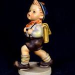 FIÚ TÁSKÁVAL ... HIBÁTLAN HUMMEL - GOEBEL PORCELÁN FIGURA X fotó