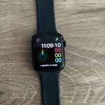 Apple Watch SE2 GPS, 44mm, Éjfekete alumínium tok, Éjfekete sportszíjjal, 2026-ig gyári garanciás fotó