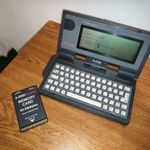 Működik. ATARI PORTFOLIO QWERTZ NÉMET HPC-004 retro számítógép + 64KB memóriakártya fotó