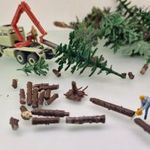 A96 H0 1: 87 Kibri erdészeti darus teherautó + Stihl fűrészes favágó - fakitermelés jelenet fotó