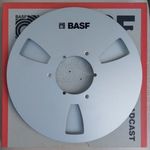 BASF FÉM NAB ORSÓ DOBOZ (ÁTMÉRŐ: 27-CM) SZALAGOS ORSÓS MAGNÓ KIEGÉSZITŐ BASF FÉM NAB ORSÓ DOBOZ fotó