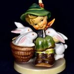 FIÚ NYUSZIKKAL ... GYŰJTŐI HUMMEL - GOEBEL PORCELÁN FIGURA X fotó