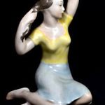 RITKA HOLLÓHÁZI TÉRDEPLŐ LÁNY ... RÉGI KÉZZEL FESTETT PORCELÁN FIGURA fotó