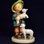 GYŰJTŐI NAGYOBB MÉRETŰ HUMMEL - GOEBEL PORCELÁN FIGURA : FIÚ BÁRÁNYOKKAL X fotó