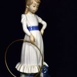 LLADRO NAO ... LÁNY KUTYÁVAL KARIKÁVAL PORCELÁN SZOBOR X fotó